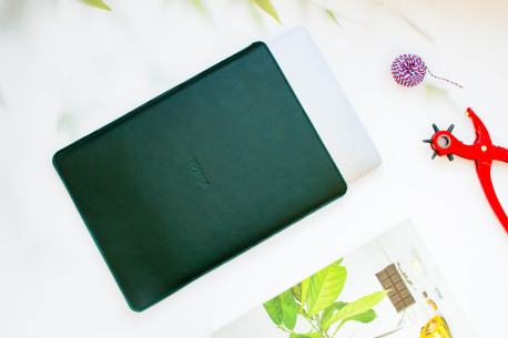Leather MacBook sleeve // PELTA (Green)